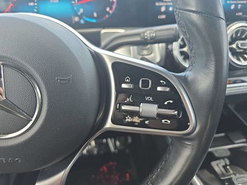 Used 2022 Mercedes-Benz GLB 250 4MATIC image 17
