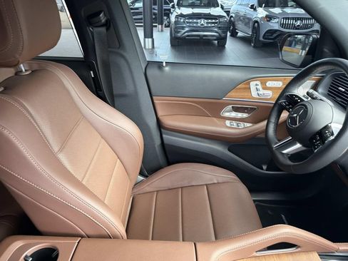 Used 2024 Mercedes-Benz GLS 450 4MATIC image 11