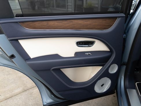 Used 2023 Bentley Bentayga image 29