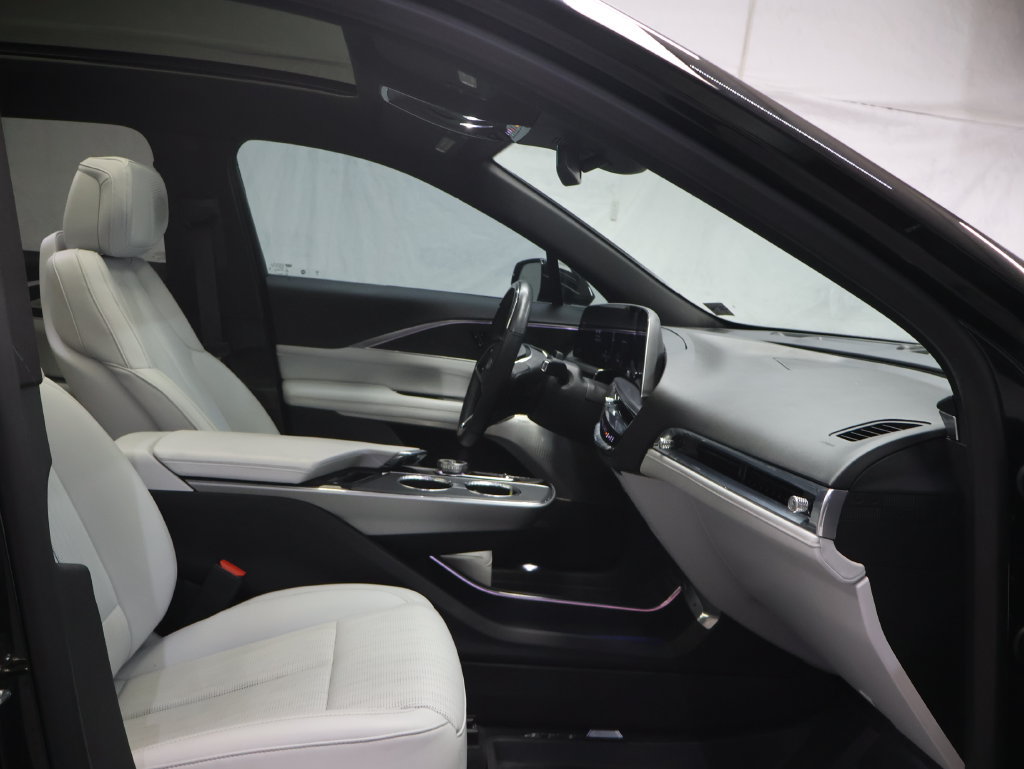 Used 2024 Cadillac Lyriq Sport w/ LPO, Floor Liner Package RWD image 9