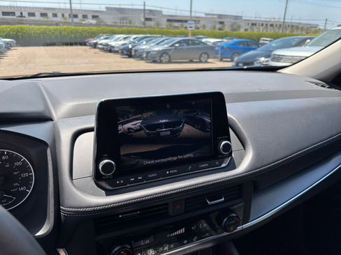 Used 2025 Nissan Rogue SV FWD image 25
