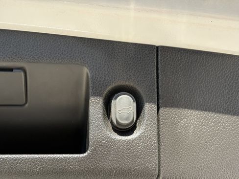 Used 2020 Cadillac Escalade Platinum image 11