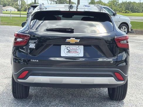 Used 2025 Chevrolet Trax LT w/ LT Convenience Package FWD image 8