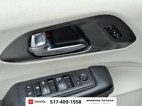 Used 2023 Chrysler Pacifica Touring-L FWD image 15