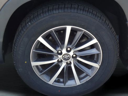 Used 2017 Toyota Highlander XLE image 9