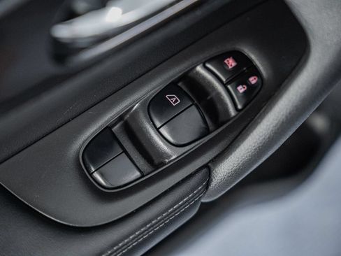 Used 2020 Nissan Rogue SV FWD image 39