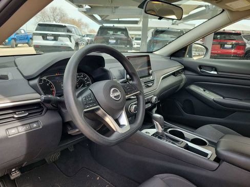 Used 2024 Nissan Altima 2.5 SV image 2
