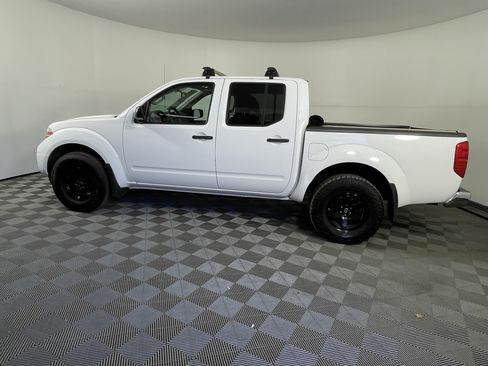 Used 2012 Nissan Frontier SV AWD/4WD image 2