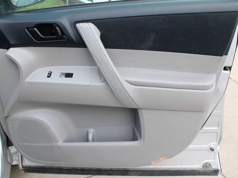 Used 2009 Toyota Highlander 2WD w/ Cold Weather Pkg image 9