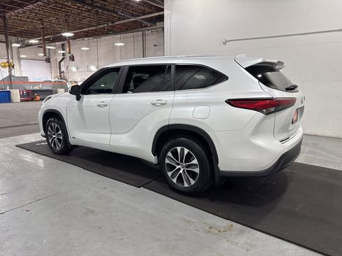 Used 2023 Toyota Highlander XLE image 4