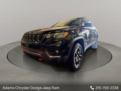 Used 2024 Jeep Compass Trailhawk AWD/4WD image 3