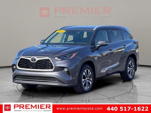 Certified 2024 Toyota Highlander XLE AWD/4WD image 1
