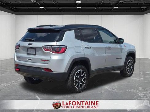 Used 2025 Jeep Compass Trailhawk AWD/4WD image 5