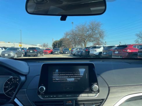 Used 2025 Nissan Altima 2.5 SV image 17