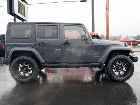 Used 2018 Jeep Wrangler Unlimited Sahara AWD/4WD image 8