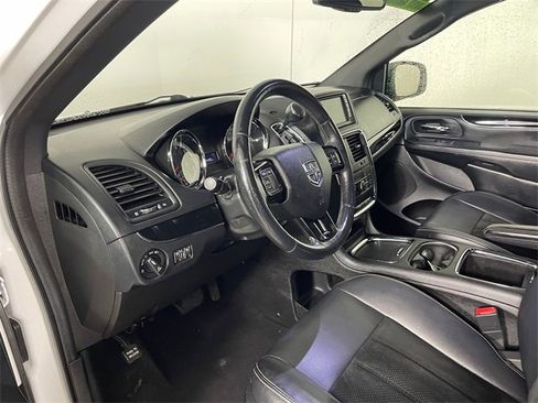 Used 2015 Dodge Grand Caravan SXT image 3