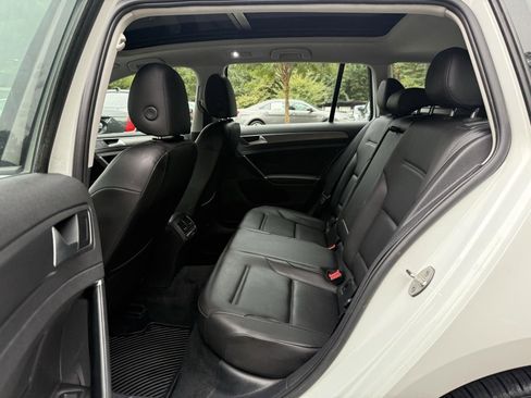 Used 2019 Volkswagen Golf SE image 17