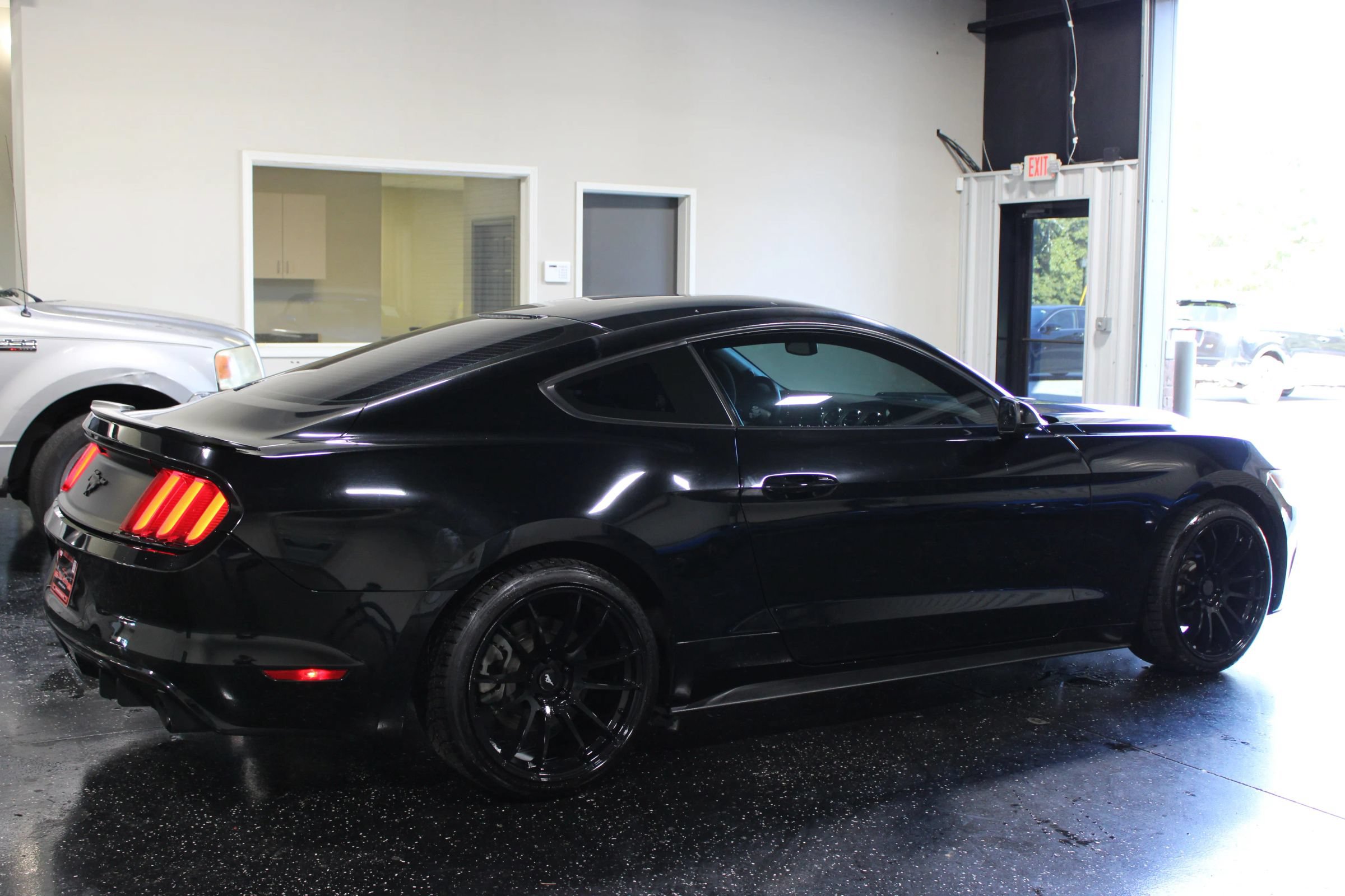 Used 2016 Ford Mustang Coupe RWD image 4