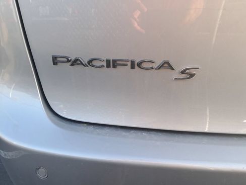 Used 2018 Chrysler Pacifica Touring Plus w/ S Appearance Package FWD image 10