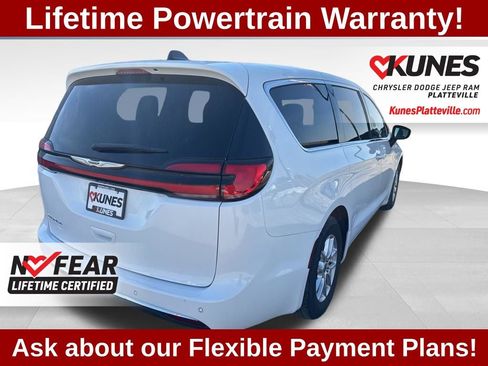 Used 2023 Chrysler Pacifica Touring-L image 4