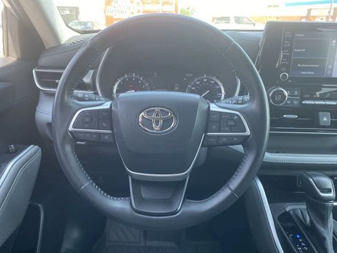 Used 2022 Toyota Highlander XLE AWD/4WD image 14