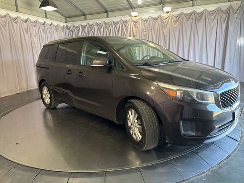 Used 2017 Kia Sedona LX w/ LX Essentials Premium Package FWD image 3