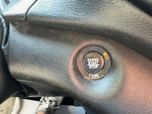 Used 2019 Jeep Cherokee Limited image 31