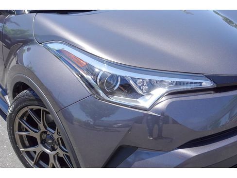 Used 2019 Toyota C-HR XLE FWD image 2