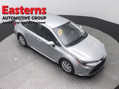 Used 2022 Toyota Corolla LE FWD image 3