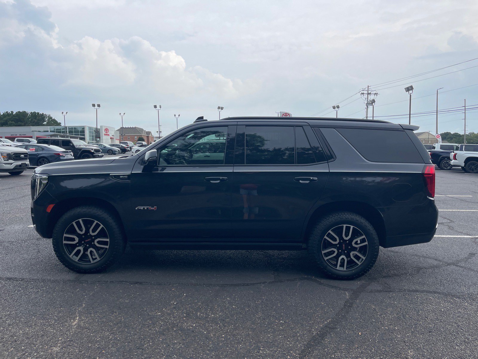 Used 2023 GMC Yukon AT4 w/ AT4 Premium Package AWD/4WD image 13