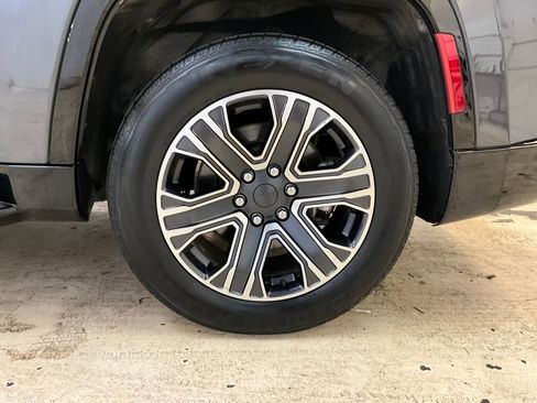 Used 2024 Jeep Wagoneer Series II w/ Flexible Seating Group image 15