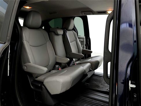 Used 2025 Toyota Sienna XLE image 18