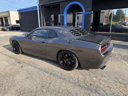 Used 2016 Dodge Challenger SRT w/ Technology Group RWD image 18