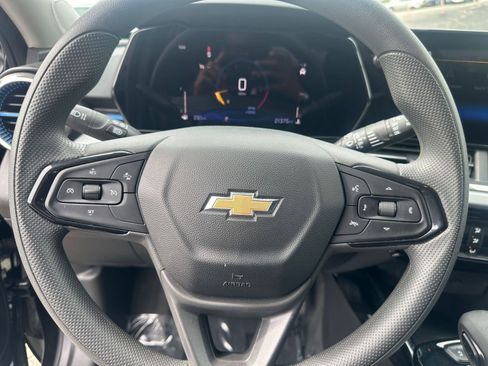 Used 2025 Chevrolet Trax LT FWD image 25