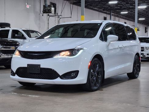 Used 2019 Chrysler Pacifica Touring Plus w/ S Appearance Package FWD image 4