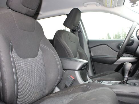 Used 2019 Jeep Cherokee Latitude w/ Popular Appearance Group image 8