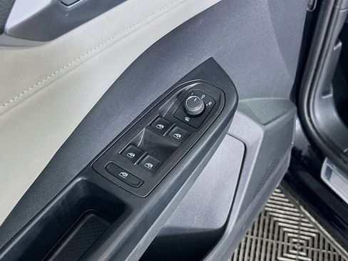 Used 2025 Volkswagen Taos SE image 15