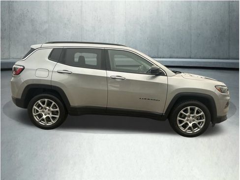 Used 2022 Jeep Compass Latitude AWD/4WD image 7