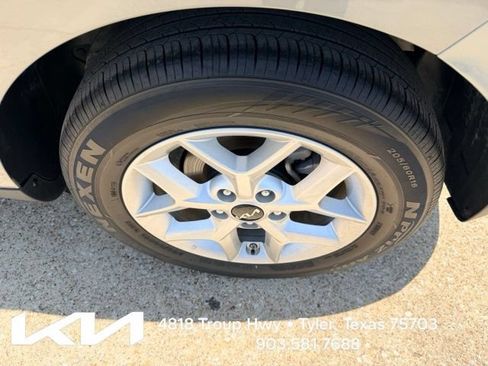 Certified 2025 Kia Soul LX w/ LX Technology Package FWD image 6