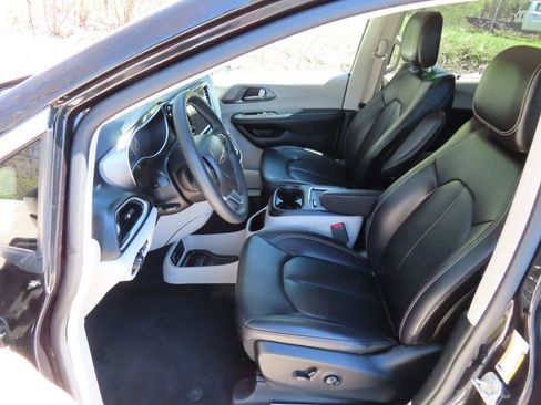 Used 2023 Chrysler Pacifica Touring-L FWD image 26