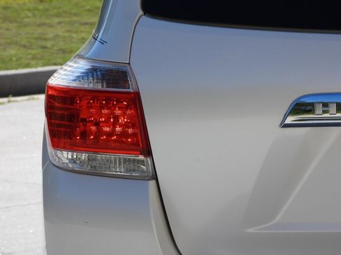 Used 2013 Toyota Highlander Limited FWD image 19