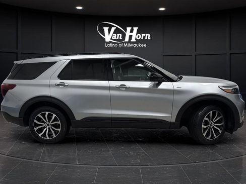 Used 2023 Ford Explorer ST-Line AWD/4WD image 2