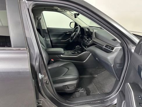 Used 2024 Toyota Highlander XLE AWD/4WD image 10