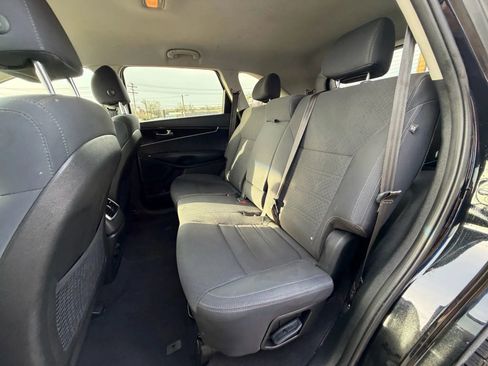 Used 2018 Kia Sorento FWD image 12