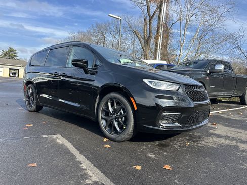 New 2026 Chrysler Pacifica Limited w/ S Appearance Package image 21