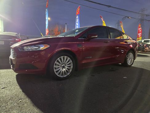 Used 2016 Ford Fusion SE image 1