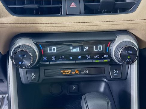 Used 2020 Toyota RAV4 XLE w/ Convenience Package FWD image 17