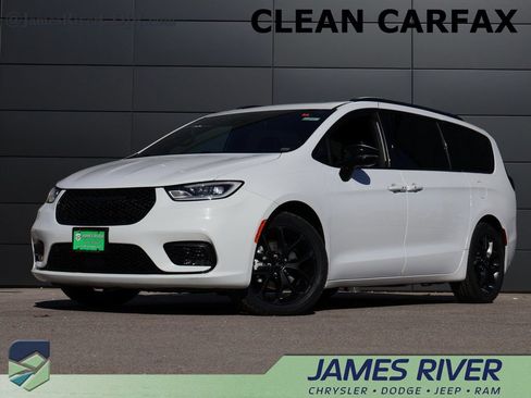 Used 2025 Chrysler Pacifica Limited image 1