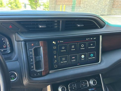 Used 2023 GMC Yukon Denali Ultimate AWD/4WD image 17