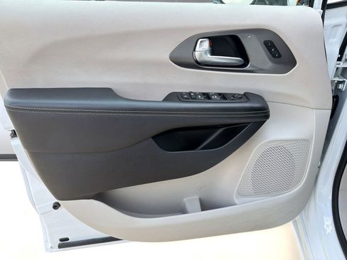 Used 2024 Chrysler Pacifica Touring-L FWD image 13